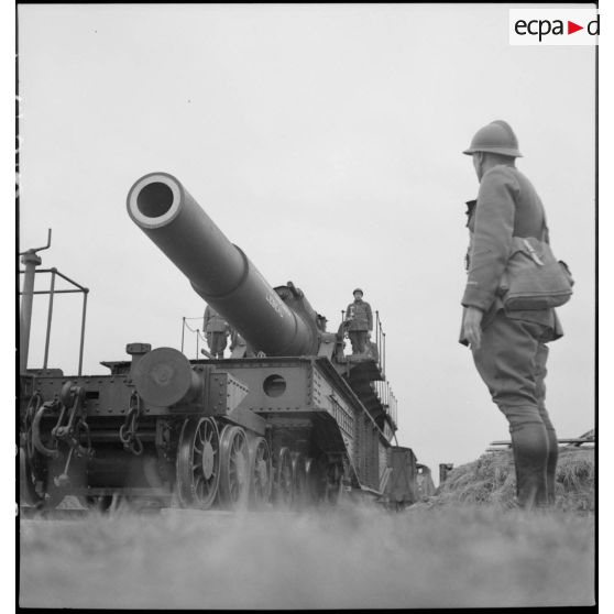 Plan général de face de l'obusier de 400 mm de l'ALVF (artillerie lourde sur voie ferrée), baptisé maréchal-des-logis Lebeau, sur son affût-truck à berceau.