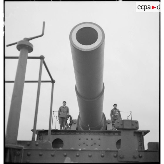 Divers plans rapprochés du tube de 400 mm de l'obusier de l'ALVF (artillerie lourde sur voie ferrée), baptisé maréchal-des-logis Lebeau.