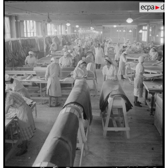 Dans les ateliers du Bon Marché des ouvrières confectionnent des vêtements contre les gaz de combat.