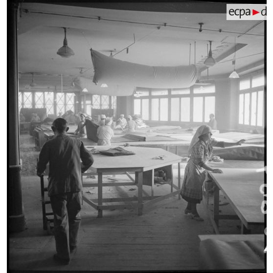 Dans les ateliers du Bon Marché des ouvrières confectionnent des vêtements contre les gaz de combat.