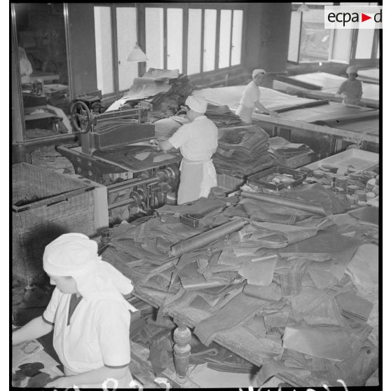 Dans les ateliers du Bon Marché des ouvrières confectionnent des vêtements contre les gaz de combat.