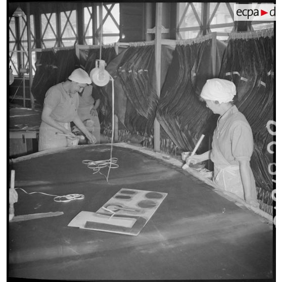Dans les ateliers du Bon Marché des ouvrières confectionnent des vêtements contre les gaz de combat.