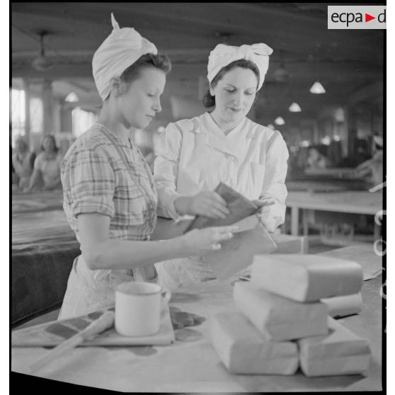 Dans les ateliers du Bon Marché des ouvrières confectionnent des vêtements contre les gaz de combat.
