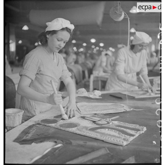 Dans les ateliers du Bon Marché des ouvrières confectionnent des vêtements contre les gaz de combat.