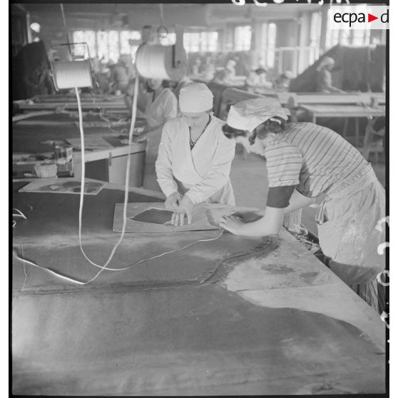 Dans les ateliers du Bon Marché des ouvrières confectionnent des vêtements contre les gaz de combat.