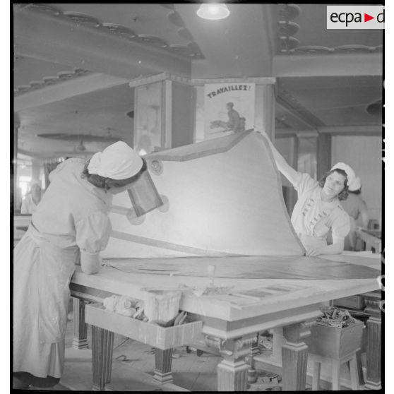 Dans les ateliers du Bon Marché des ouvrières confectionnent des vêtements contre les gaz de combat.