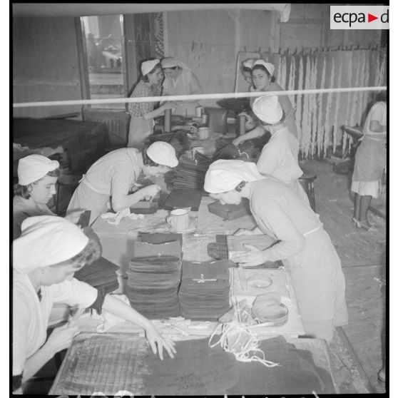 Dans les ateliers du Bon Marché des ouvrières confectionnent des vêtements contre les gaz de combat.