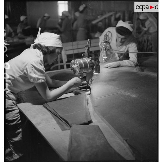 Dans les ateliers du Bon Marché des ouvrières confectionnent des vêtements contre les gaz de combat.