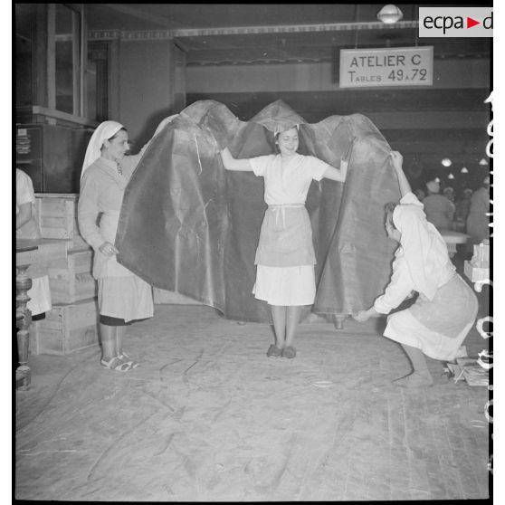 Dans les ateliers du Bon Marché des ouvrières confectionnent des vêtements contre les gaz de combat.