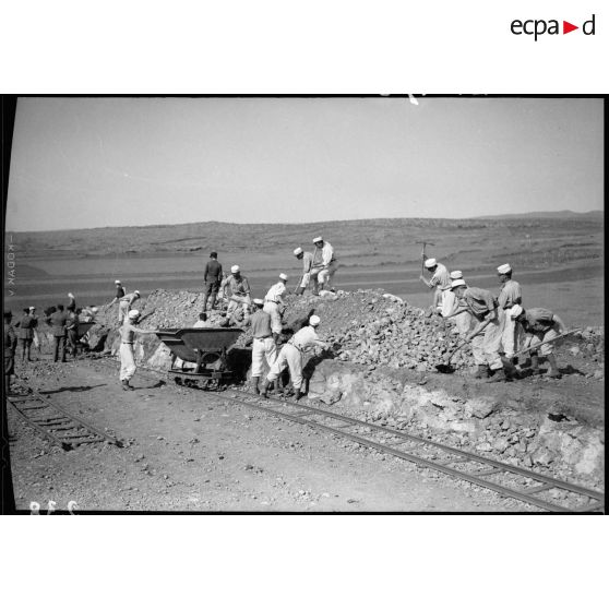 Des légionnaires du 6e REI chargent de gravats des wagonnets Decauville.