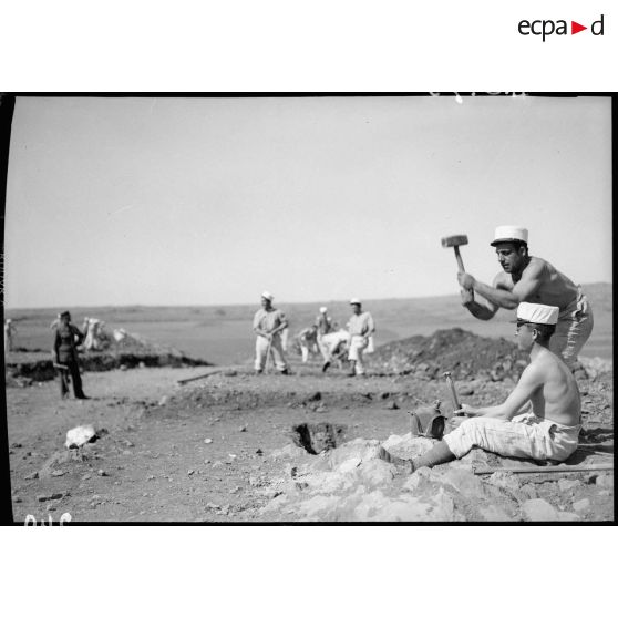 Des légionnaires du 6e REI travaillent à la construction de la route.