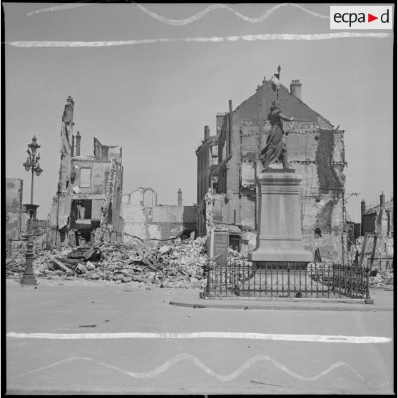 Divers plans de maisons ou d'immeubles détruits par le bombardement aérien allemand.