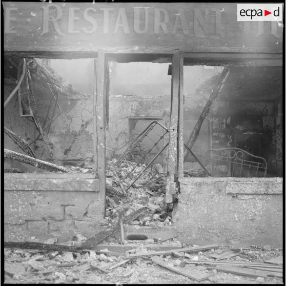 Divers plans de maisons ou d'immeubles détruits par le bombardement aérien allemand.