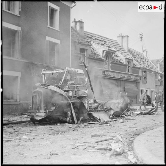 Divers plans de maisons ou d'immeubles détruits par le bombardement aérien allemand.