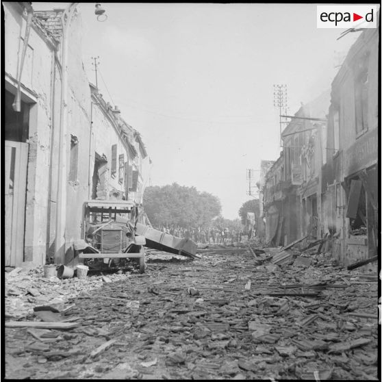 Divers plans de maisons ou d'immeubles détruits par le bombardement aérien allemand.