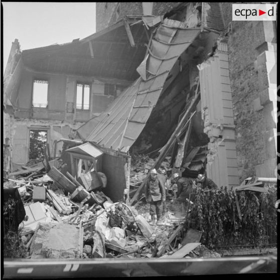 Divers plans de maisons ou d'immeubles détruits par le bombardement aérien allemand.