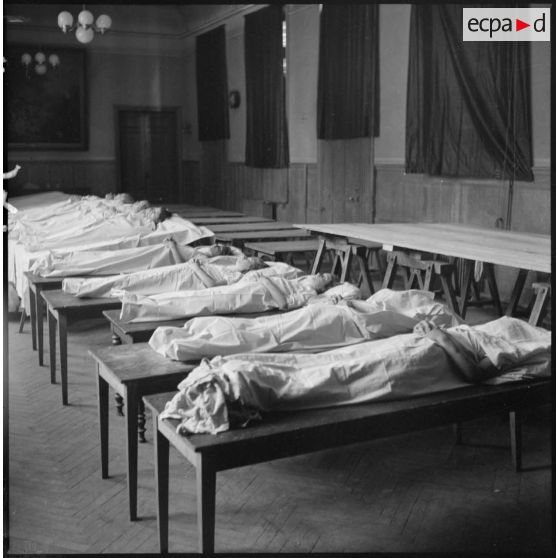 Les victimes tuées lors du bombardement aérien allemand sont rassemblées à la morgue.