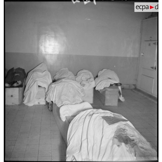 Les victimes tuées lors du bombardement aérien allemand sont rassemblées à la morgue.