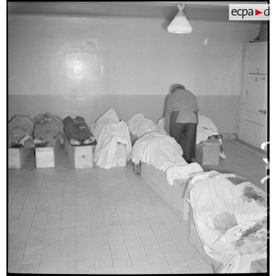 Les victimes tuées lors du bombardement aérien allemand sont rassemblées à la morgue.