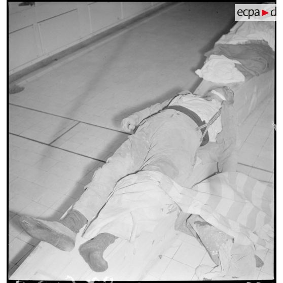 Les victimes tuées lors du bombardement aérien allemand sont rassemblées à la morgue.