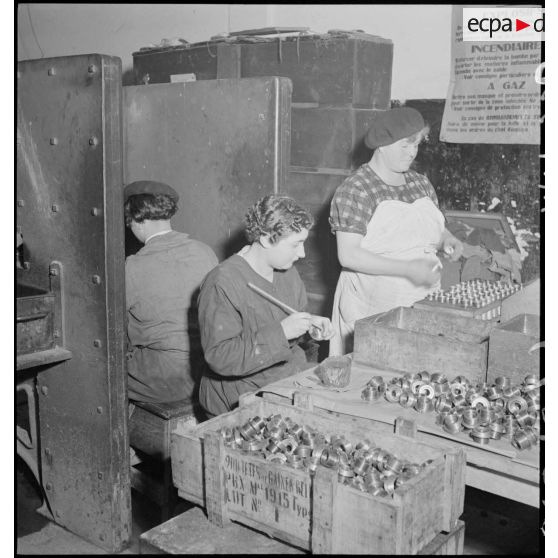 Des ouvrières confectionnent des obus.