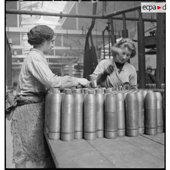 Des ouvrières confectionnent des obus.