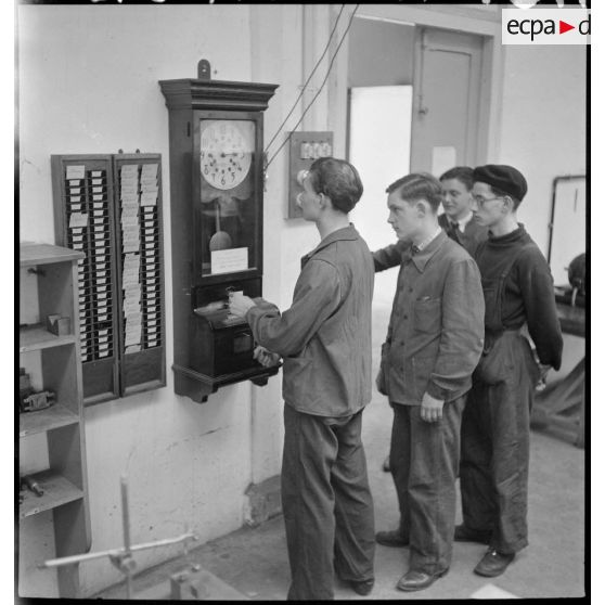 Des élèves apprentis de la cartoucherie de Vincennes pointent.