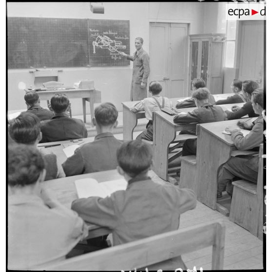 Plan général d'une salle de cours de la cartoucherie de Vincennes où étudient des élèves.