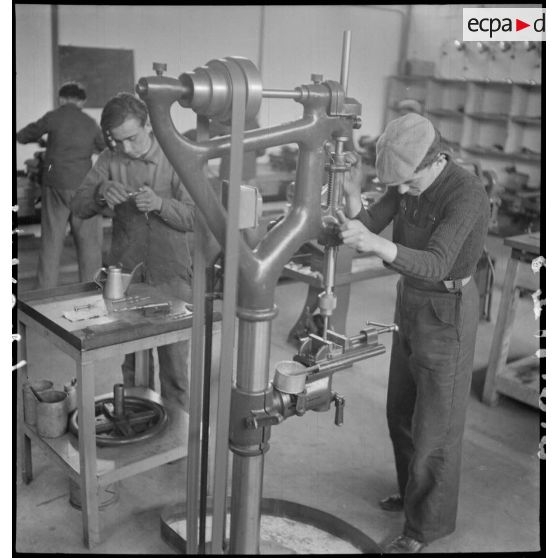 Des apprentis de la cartoucherie de Vincennes travaillent sur des machines-outil en atelier.