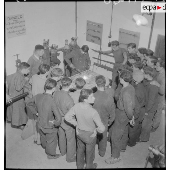 Des élèves apprentis de Sevran assistent en atelier à un cours sur la soudure.