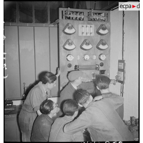 Des élèves apprentis de Sevran assistent à un cours d'éléctricité.