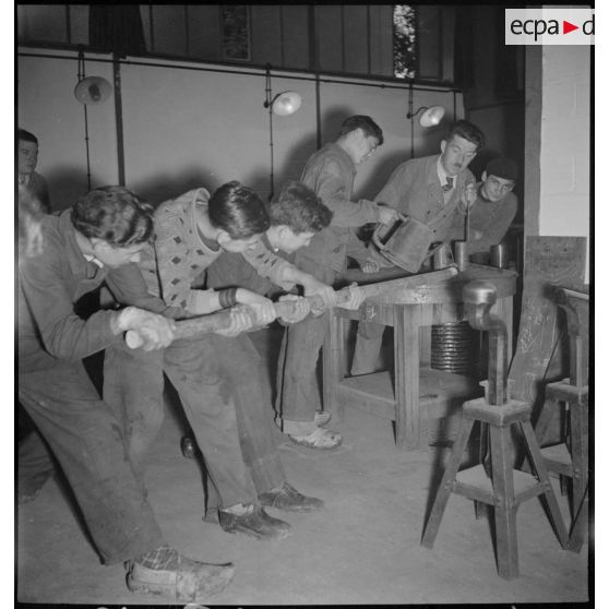 Photographie de groupe d'élèves apprentis de Sevran qui travaillent en atelier.