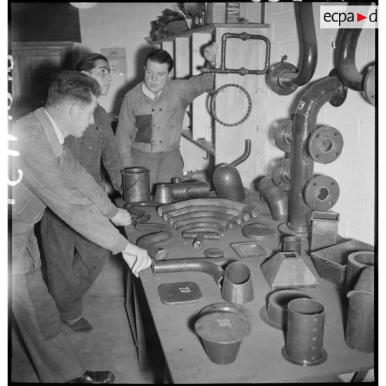 Photographie de groupe d'élèves apprentis de Sevran qui travaillent en atelier.