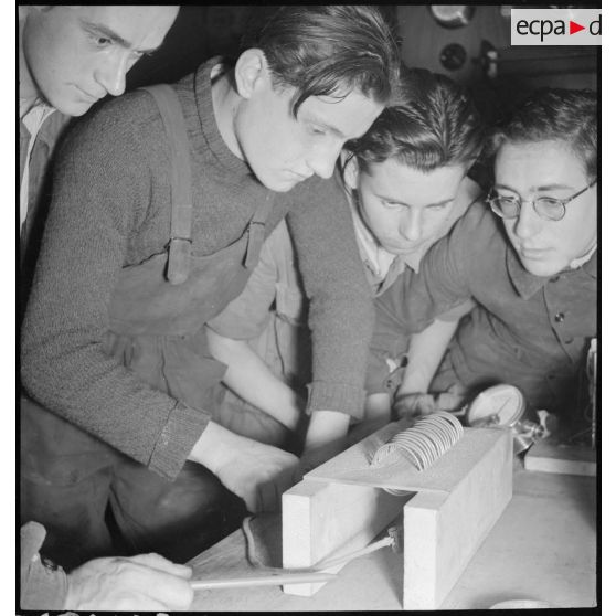 Photographie de groupe d'élèves apprentis de Sevran qui travaillent en atelier.