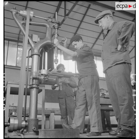 Photographie de groupe d'élèves apprentis de Sevran qui travaillent en atelier.