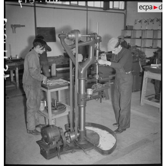 Photographie de groupe d'élèves apprentis de Sevran qui travaillent en atelier.