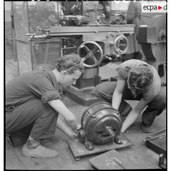 Photographie de groupe d'élèves apprentis de Sevran qui travaillent en atelier.