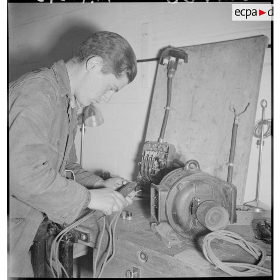 Photographie de groupe d'élèves apprentis de Sevran qui travaillent en atelier.