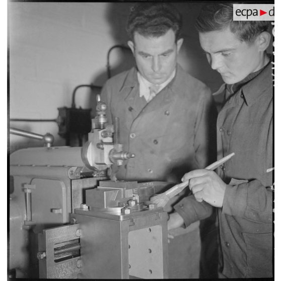 Photographie de groupe d'élèves apprentis de Sevran qui travaillent en atelier.