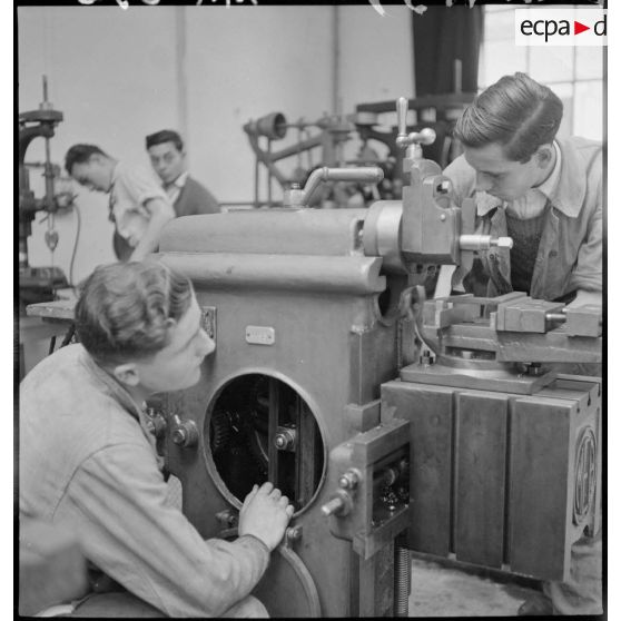 Photographie de groupe d'élèves apprentis de Sevran qui travaillent en atelier.