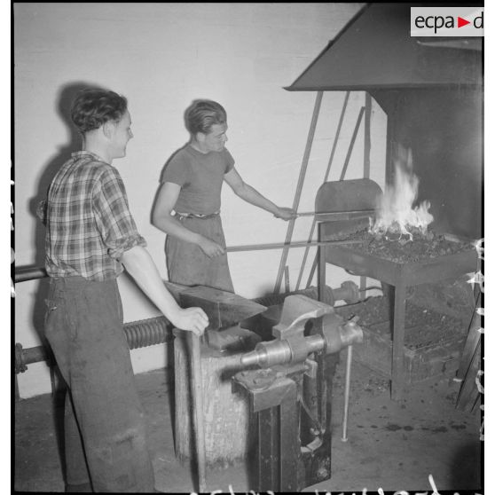 Photographie de groupe d'élèves apprentis de Sevran qui travaillent en atelier.