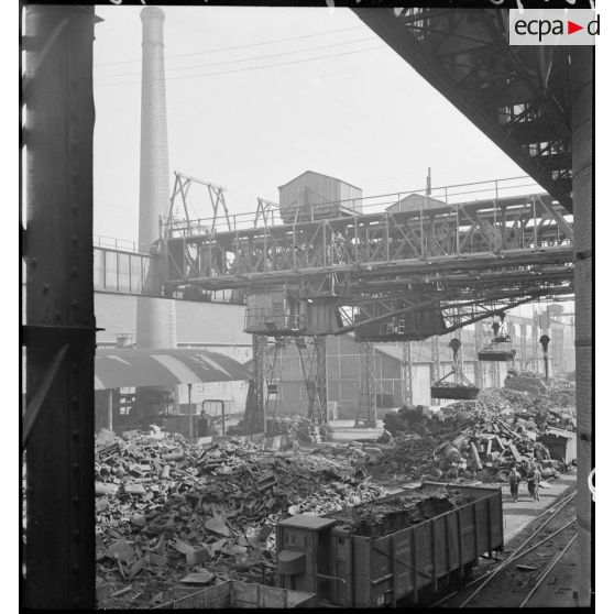 Plan général d'une grue portique à l'extérieur de l'usine.