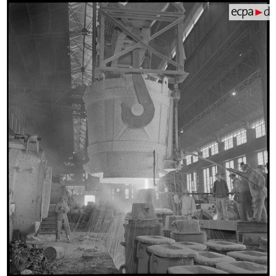 Plan général d'un fourneau auprès duquel des ouvriers s'activent.