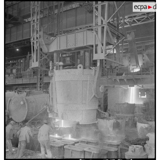 Plan général d'un fourneau auprès duquel des ouvriers s'activent.