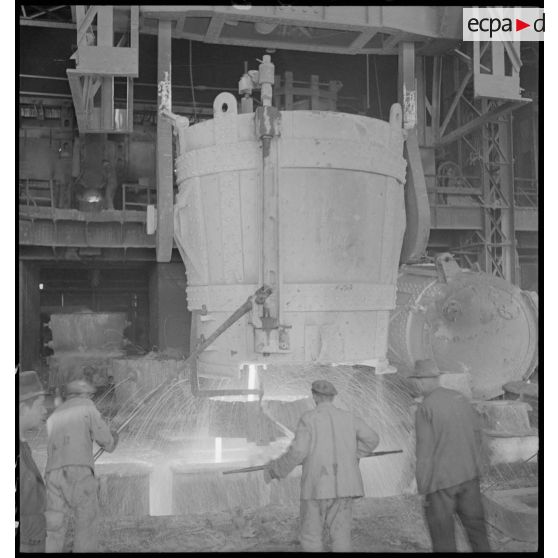 Plan général d'un fourneau auprès duquel des ouvriers s'activent.