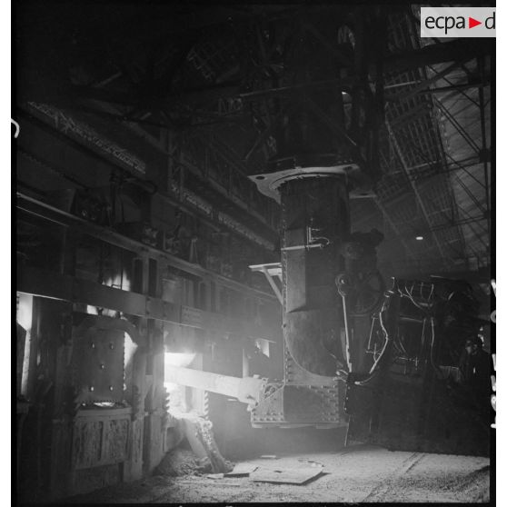 Plan général d'un fourneau auprès duquel des ouvriers s'activent.