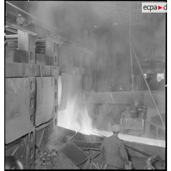 Une coulée de métal en fusion est photographiée en plan moyen.