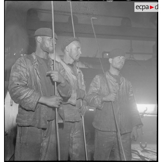 Portrait de groupe de trois ouvriers de l'usine.