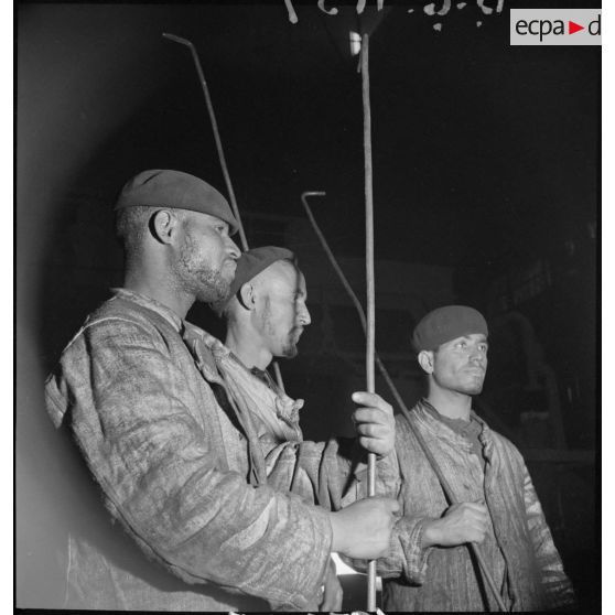 Portrait de groupe de trois ouvriers de l'usine.