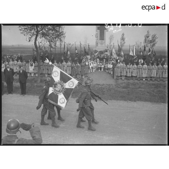 Les troupes polonaises défilent devant le monument commémoratif de l'offensive de la côte 140.